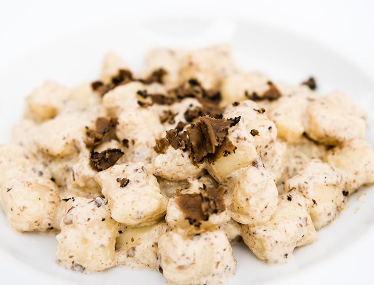 Potato gnocchi with black truffle Tuber Melanosporum cream sauce — Milan Truffle